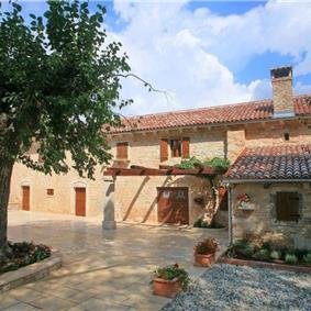 4 bedroom villa with pool near Svetvinčenat, Istria, sleeps 10